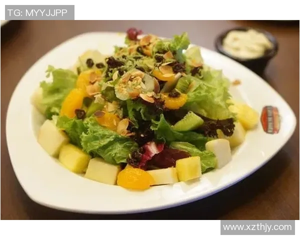 足球明星挑战汉堡极限踢球视频引发网友热议与欢笑